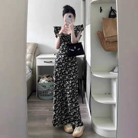 茶歇法式黑色碎花吊带小飞袖连衣裙子女2025新款夏季收腰显瘦长裙