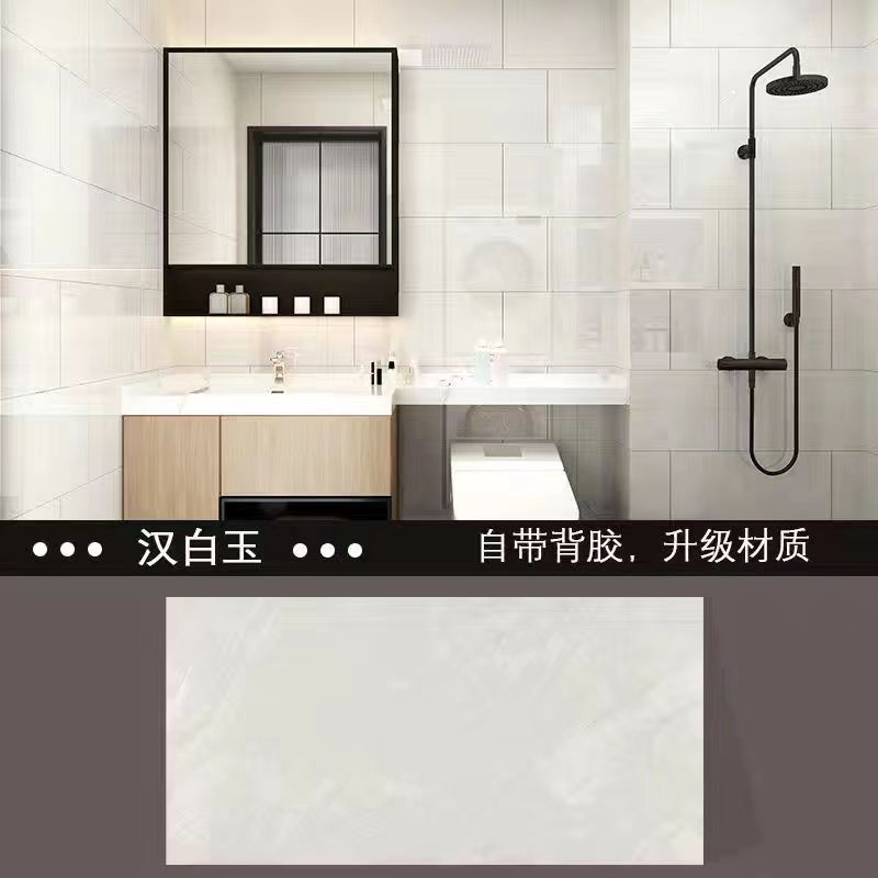 大理石のタイルをまねて醜い壁を隠してトイレの浴室の壁紙を貼ります。|undefined