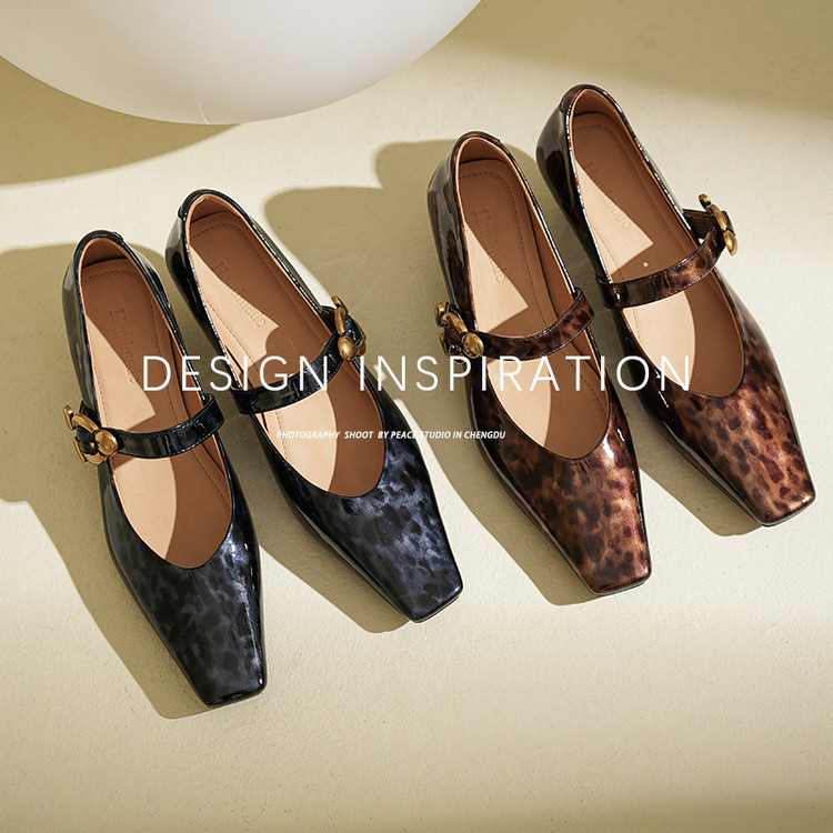 Quality shoes square toe made of patent leather