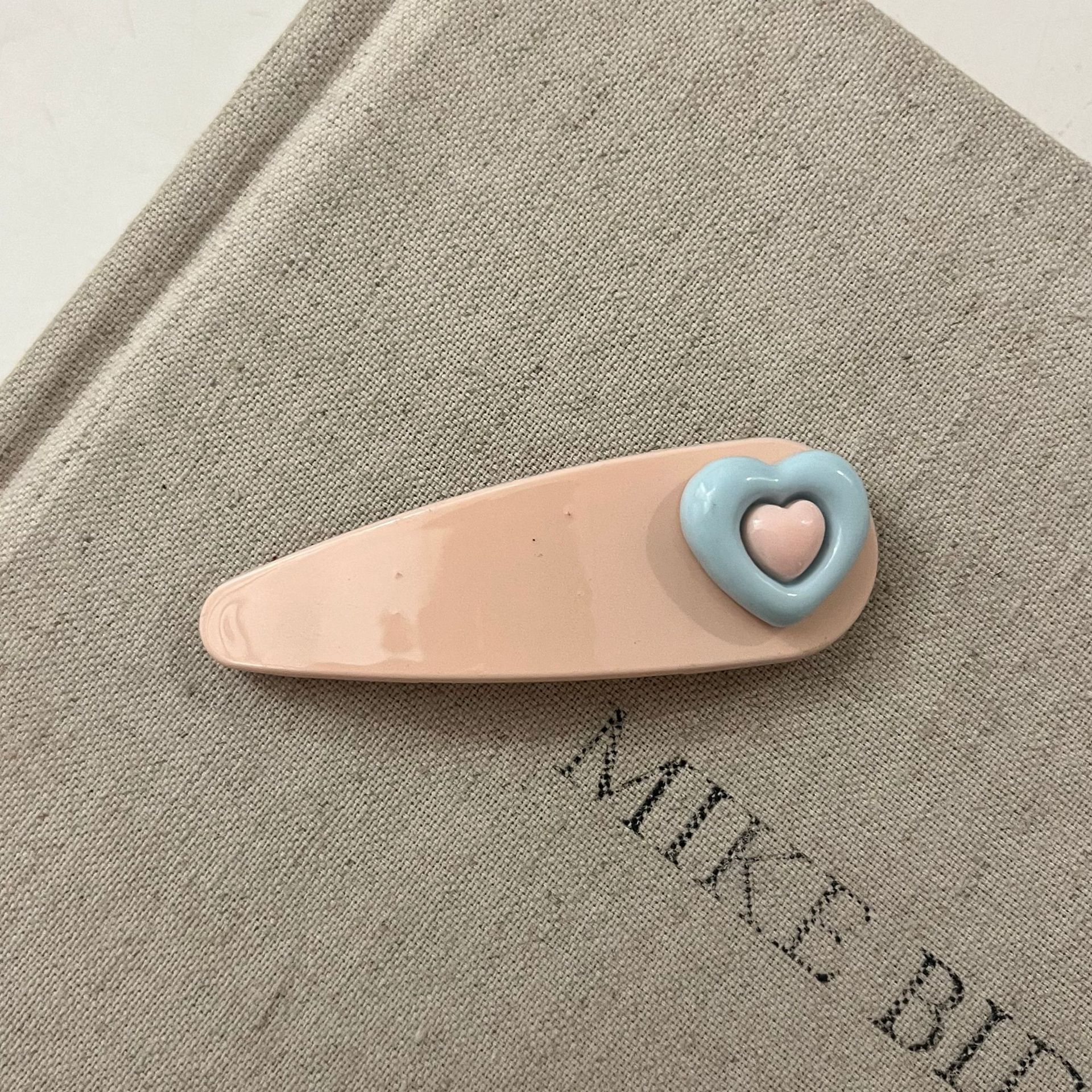 13#핑크색 긴 막대에 파란색 하트