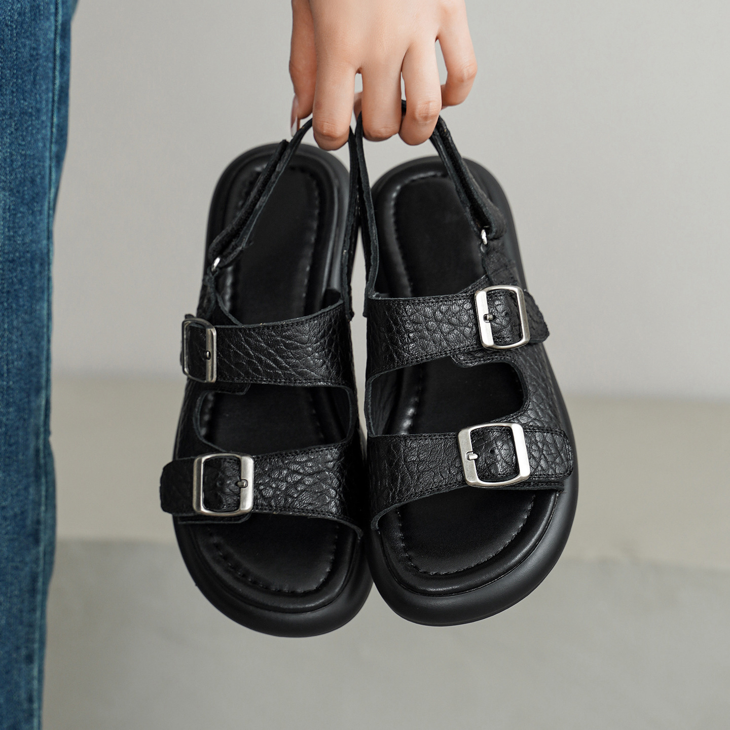 Sandal nữ quai ngang đế bệt da cừu lộ ngón chân phong cách đơn giản — đen