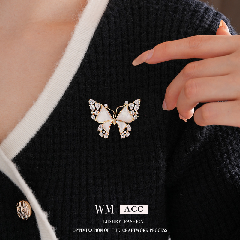 Broche de mariposa Fritillaria chapada en oro real de 18k, broche de lujo ligero retro francés, broche, accesorios de moda de alta gama, mujeres