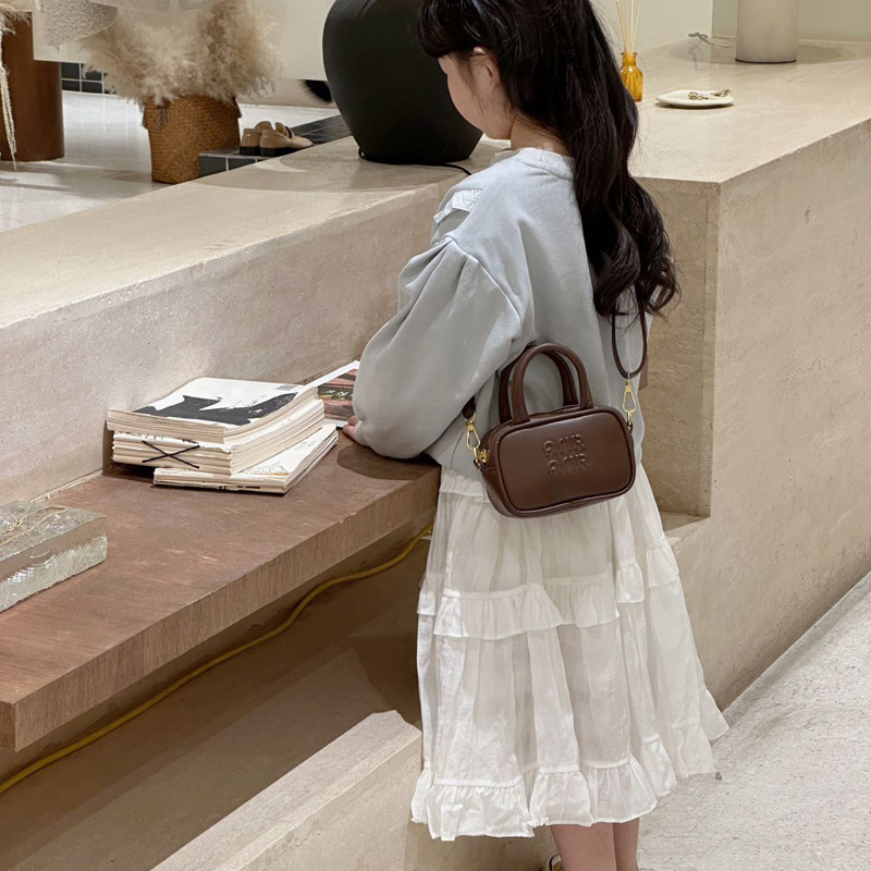 2025 nuevo bolso infantil coreano simple color sólido letras extranjeras bolso bebé mini bolso de bolos para niños