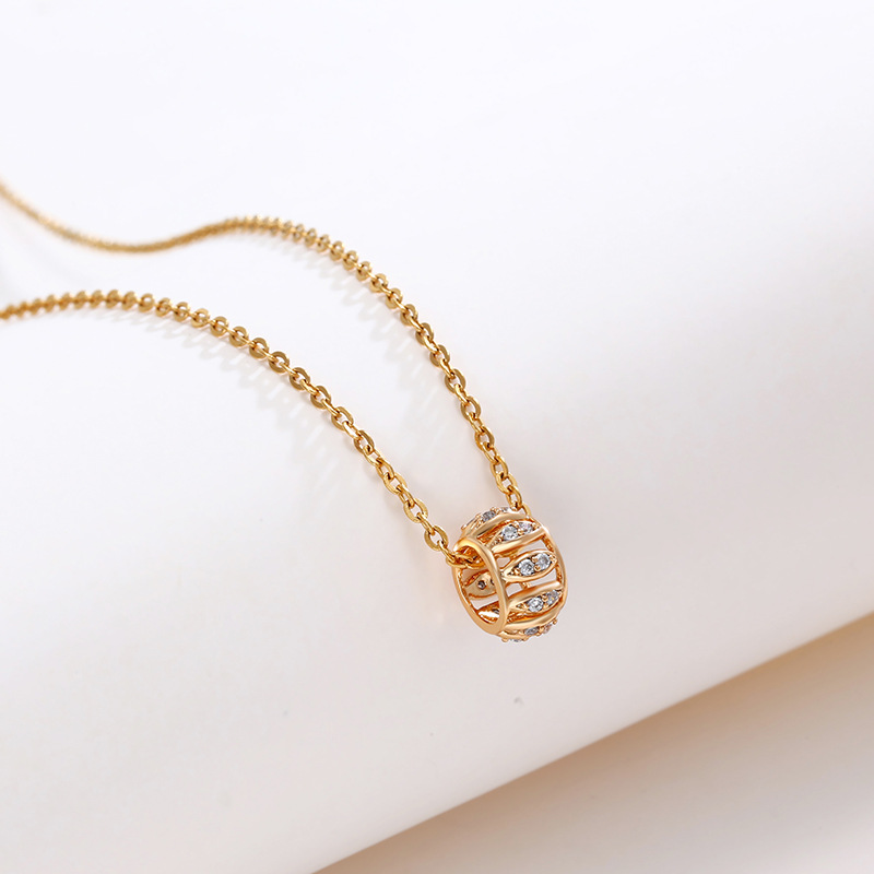 Xupe joyería de aleación con incrustaciones de circonio hueco redondo colgante femenino europeo y americano de moda de lujo nicho temperamento exquisito colgante