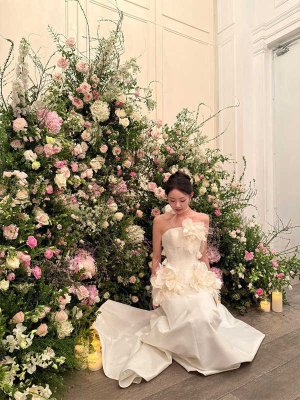 白い婚約ドレス、ハイエンドの軽い高級感、ニッチな社交界の気質、チューブトップドレス、立体的な花のモーニングローブ、乾杯ドレス|undefined