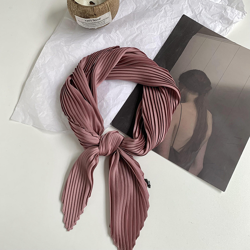 Pañuelo de seda de alta calidad nuevo estilo de color sólido arrugado bufanda de seda para mujer bufanda en forma de diamante versión coreana de la bufanda de seda de imitación pequeña bufanda en la cabeza banda para el cabello