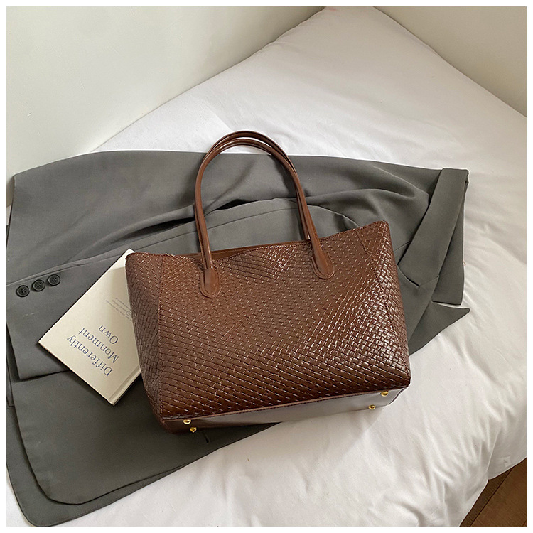 Bolsa de moda retro de gran capacidad para mujeres 2025 nueva bolsa de hombro transfronteriza simple textura casual bolso de abrigo