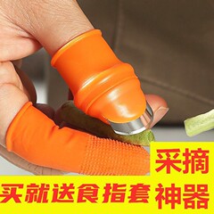 台所はニンニクを剥ぎ取って野菜の親指を絞めます。