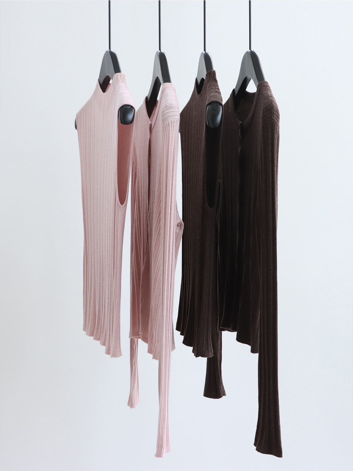 Elegant demi-season flashing woolen vest with a round collar