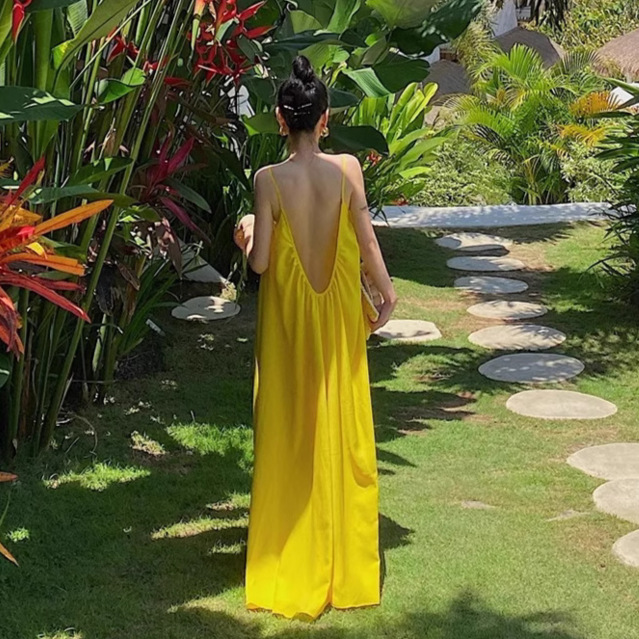 巴厘岛沙滩裙女2025新款三亚海边度假连衣裙性感露背超仙连衣裙长