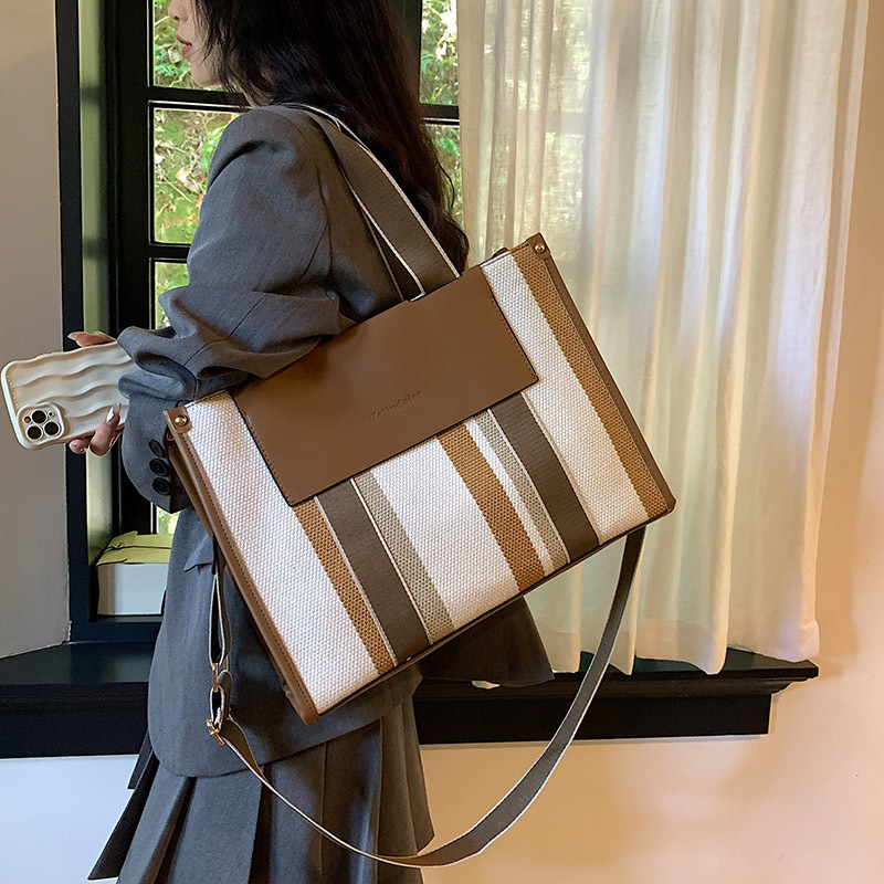 Bolso de mano transfronterizo japonés y coreano para mujer 2023 nueva moda bolso de color de contraste a rayas bolsa de mensajero de hombro de gran capacidad