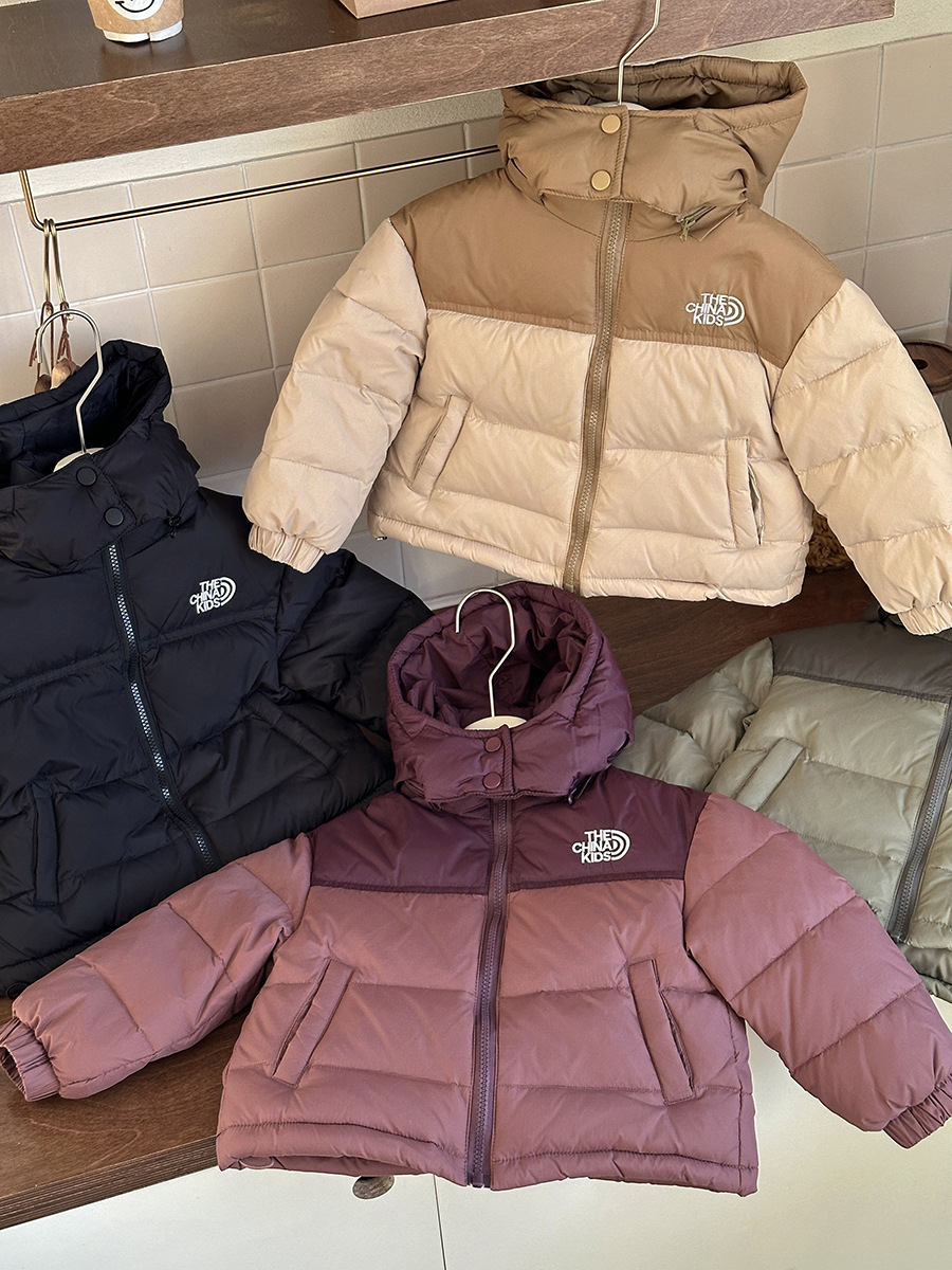 Otoño y invierno nuevo abrigo caliente para niños hombres y mujeres ocio desmontable ropa infantil encapuchada ropa de seda de plumón al por mayor