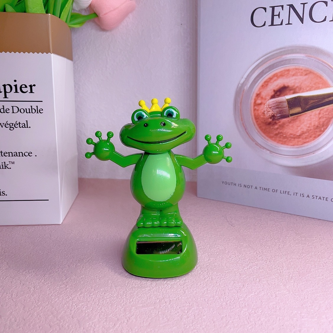 Cross-Border New Solar-Powered Frog Car Ornaments, Cartoon Doll Car Decorations, Interior Car Decorations