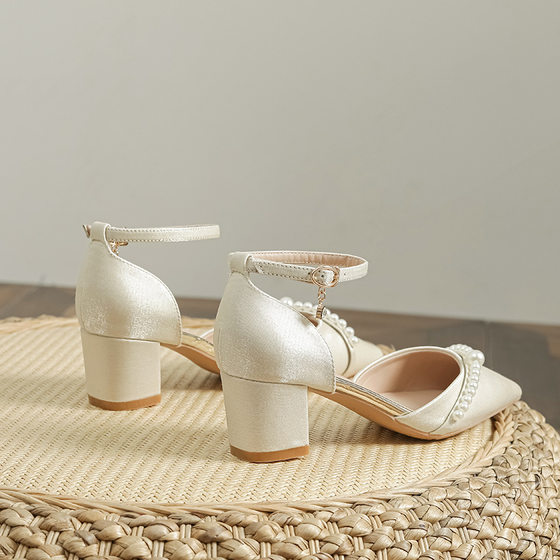 2023 New pointed pearl buckle elegant commuter versatile hollow high heels women plus fat feet 30-43