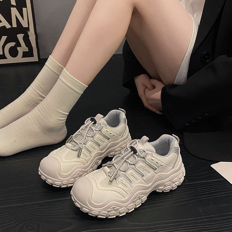 Zapatos blancos de suela gruesa para mujer 2025 verano nuevo estilo malla transpirable moda todo-fósforo ligero realce deportes y zapatillas de deporte de ocio