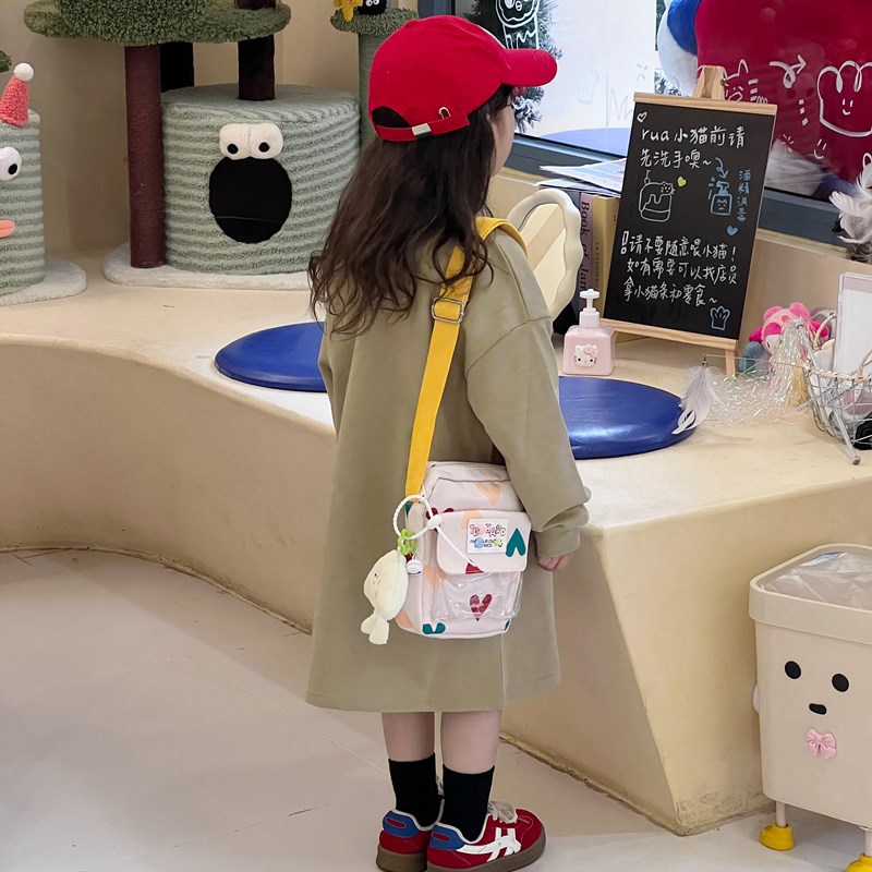 2025 nuevo bolso para niños japonés pequeño y fresco amor bolso de mensajero para niños y niñas con solapa con colgante bolso de hombro para niños