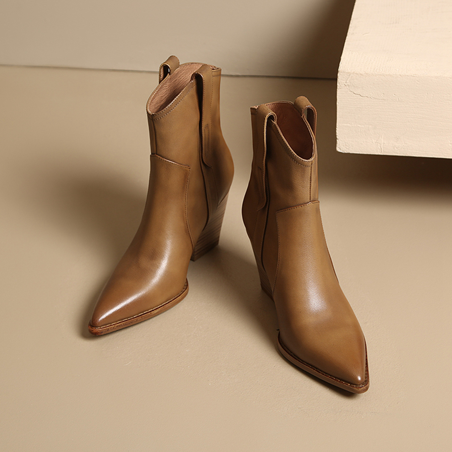 Boot Chelsea nữ cổ thun da bò gót 8 cm mũi nhọn màu kaki — Màu kaki chi tiết 13