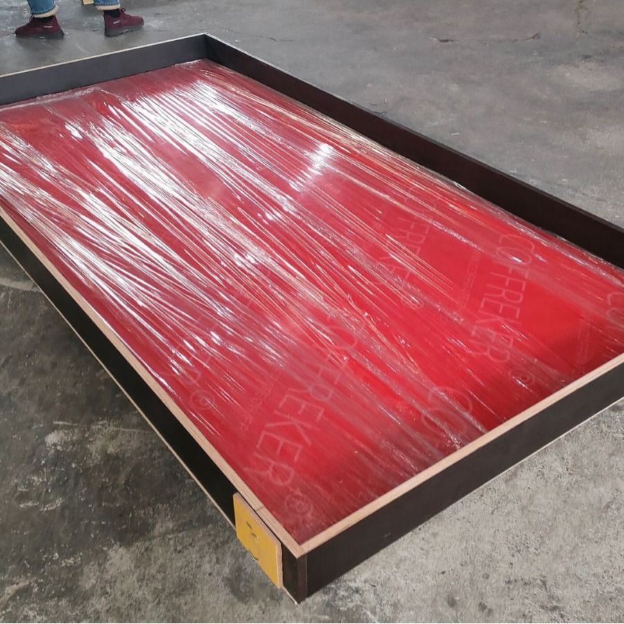 Los fabricantes producen madera contrachapada para la superficie de la película de construcción, todo el tablero multicapa de álamo, madera maciza, resistencia a la humedad, resistencia al desgaste y protección del medio ambiente