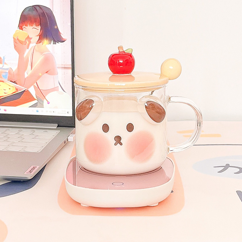 かわいいカップを飲む女性は高温に耐えます。|undefined