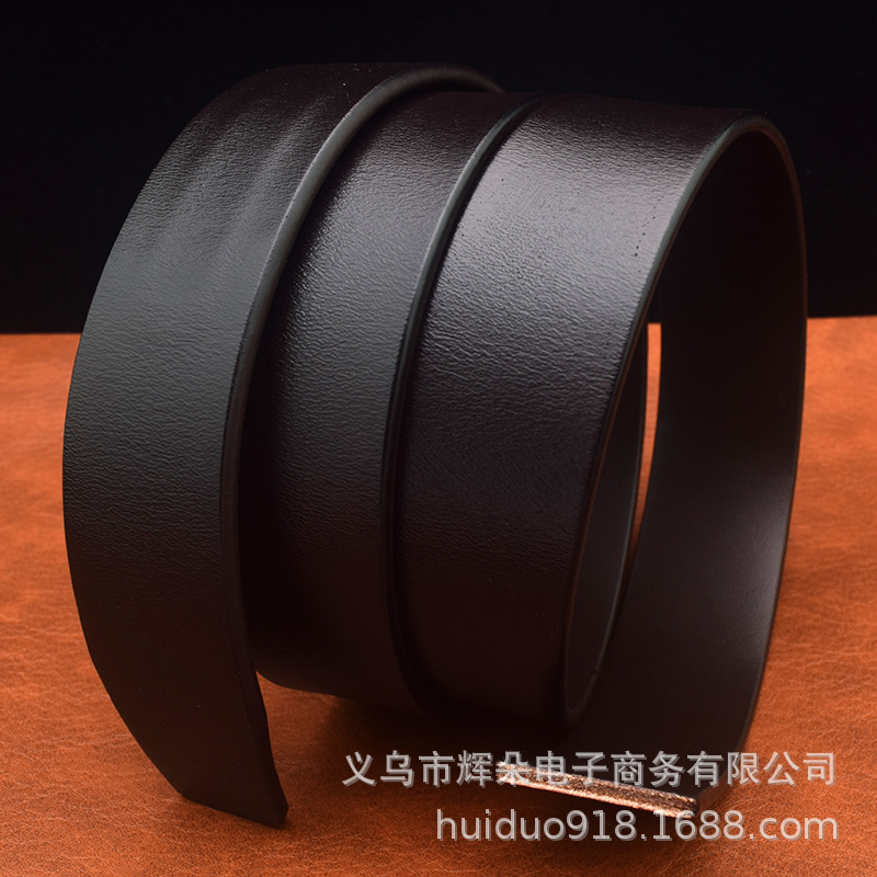 男性の高級本革ベルトはレトロなエンボス二階の牛革を持っています。