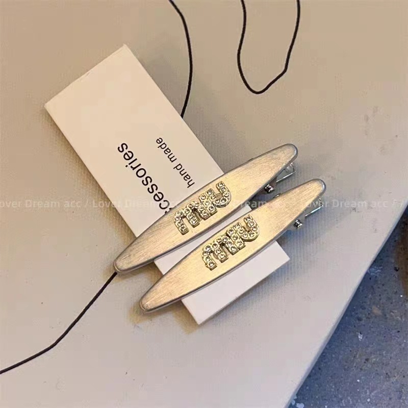 De metal de una sola palabra pico horquilla accesorios para el cabello femenino de alto grado estilo Chanel miumiu carta horquilla ins estilo clip lateral