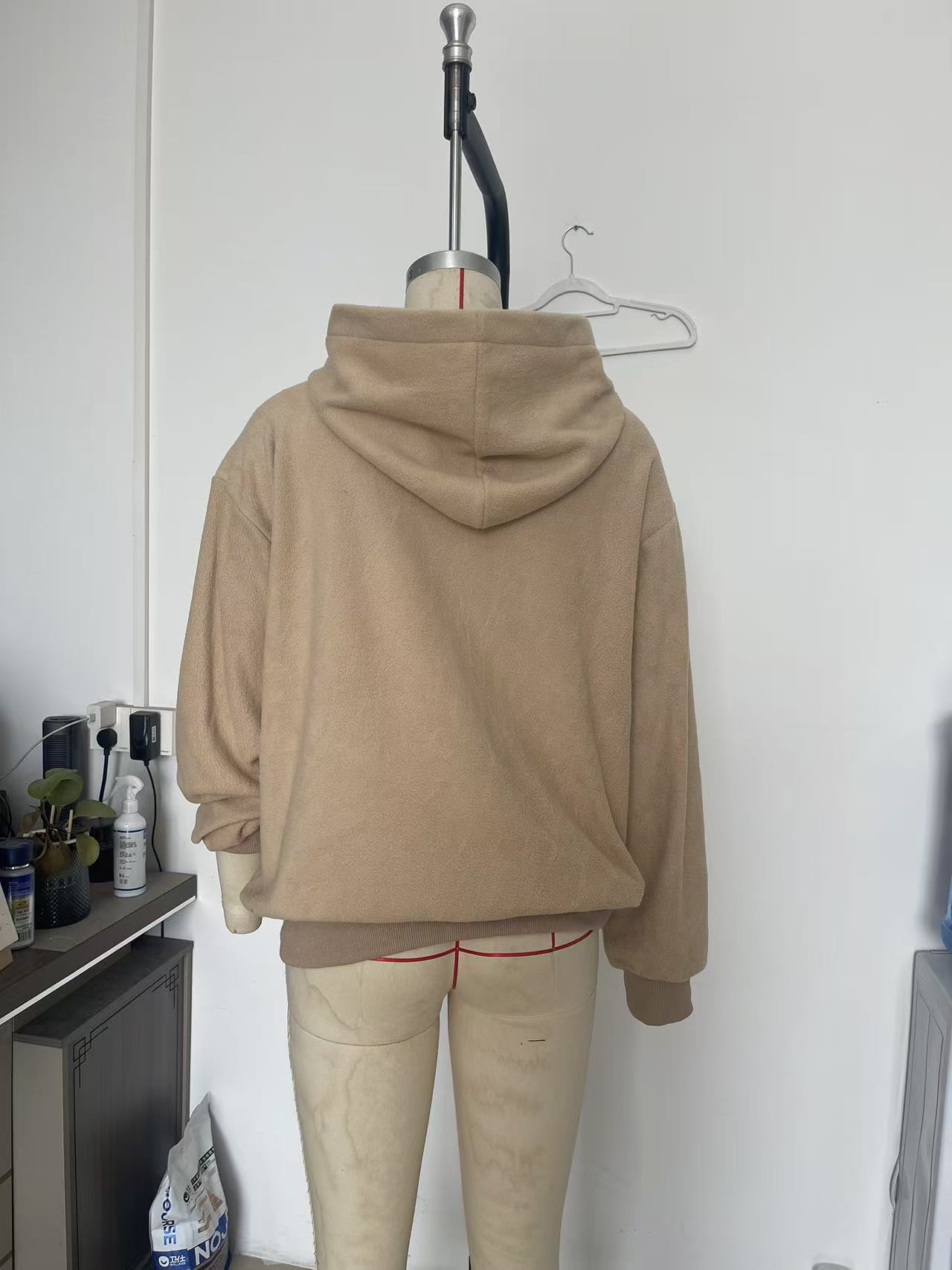 BK8837# Amazon Avrupa Amerika Sonbahar Kış Sınır Ötesi Düz Renk Kapşonlu Peluş Evcil Hayvan Cepli Geniş Kesim Sweatshirt Kadın
