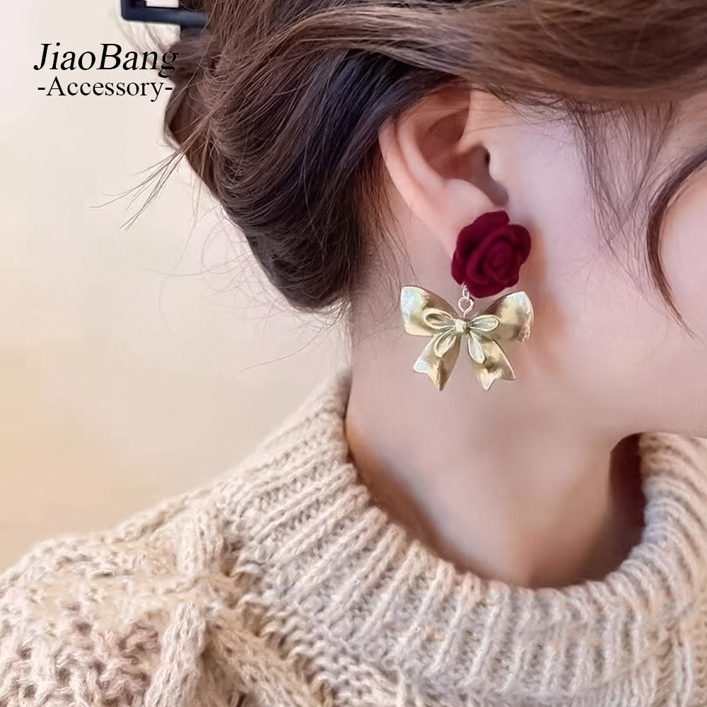 Pendientes de lazo de flor de rosa roja con aguja de plata Pendientes de viento de mujer de temperamento retro Pendientes de todo fósforo de alta gama de moda