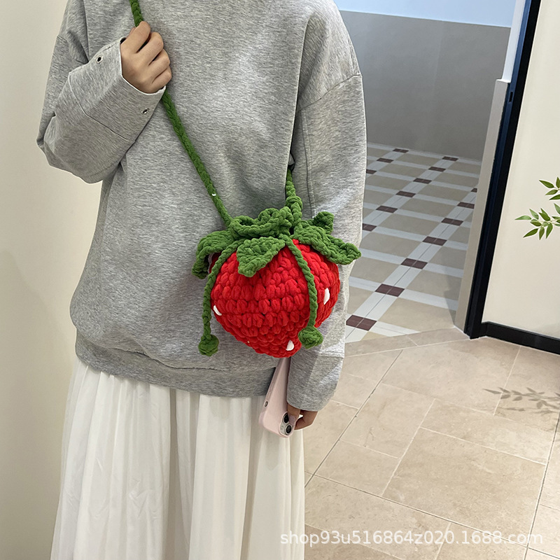Hand-woven woolen strawberry handbag, cute and sweet, tulip shoulder crossbody mini bag for girls, new style
