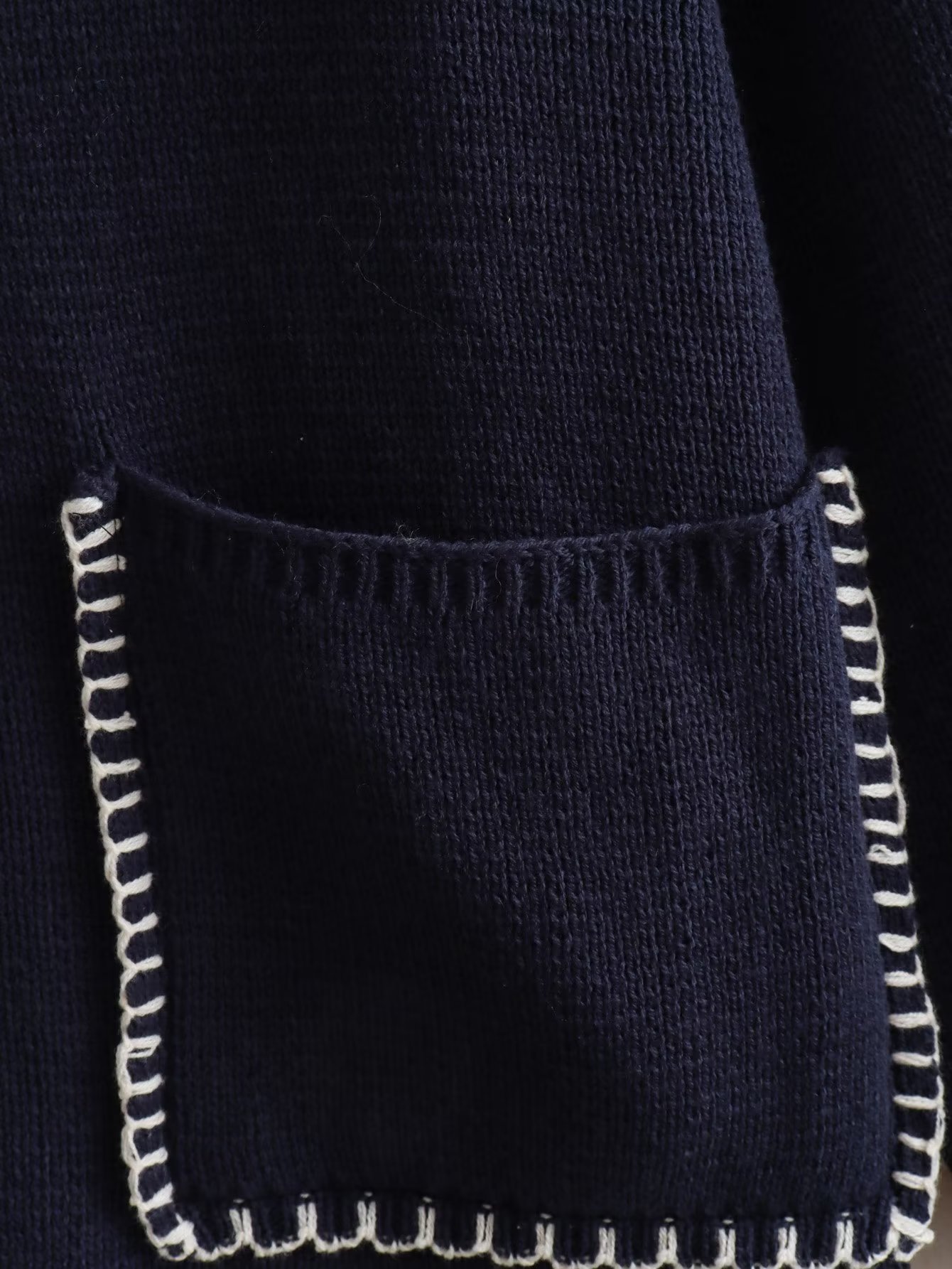 Women's 2023 autumn new item niche design V-neck decorative knitted sweater with stitching_voghion.com