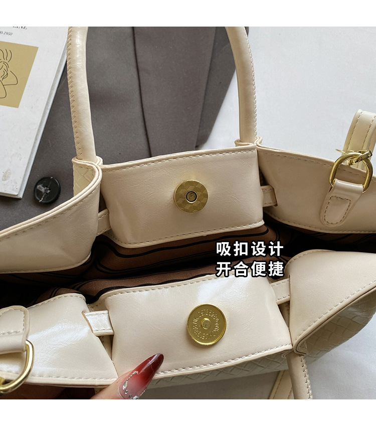 Simple crossbody bag 2025, single-shoulder bucket bag, Spring new style for work, Korean style bag, embossed commuting fashion bag for women undefined