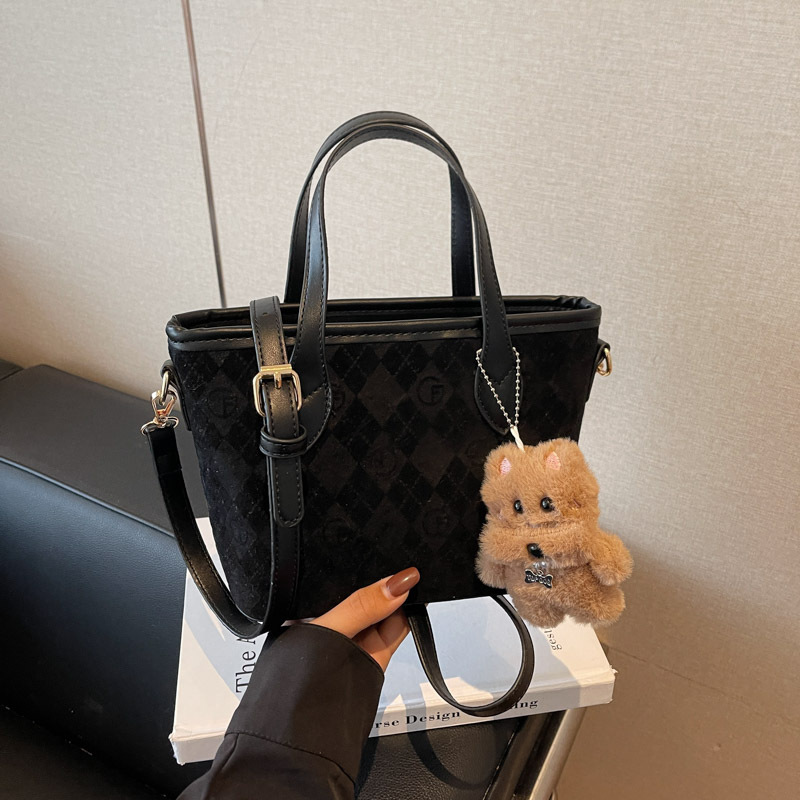 Bolsa de cubo de estilo coreano, bolsa de cestas de platos de mano, mujer, otoño y invierno, 2025, nuevo estilo de alta calidad, bolso de hombro de un solo hombro.