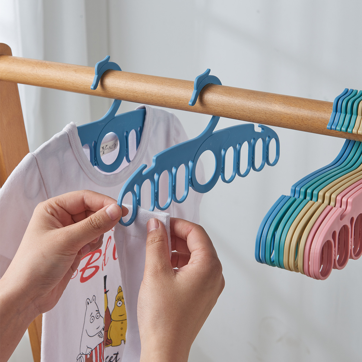 Percha de ropa multifuncional percha de ropa antideslizante sin costuras percha de ropa porosa de dibujos animados dormitorio guardarropa percha de ropa ahorro de espacio