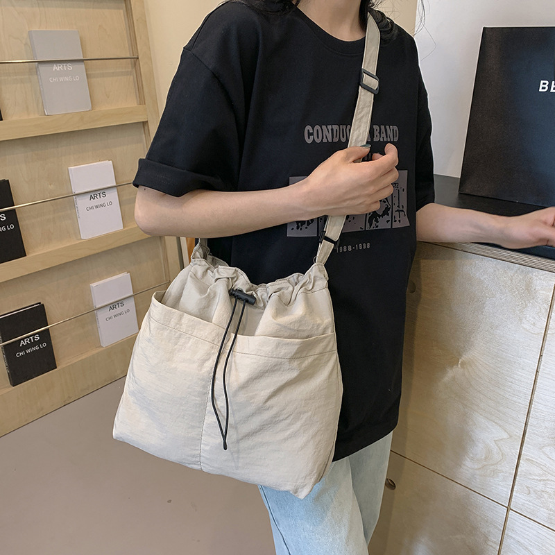 A stylish single-shoulder crossbody bag for 2024, a large-capacity casual commuting bag for classes, and a beautiful and fashionable underarm bag for women undefined