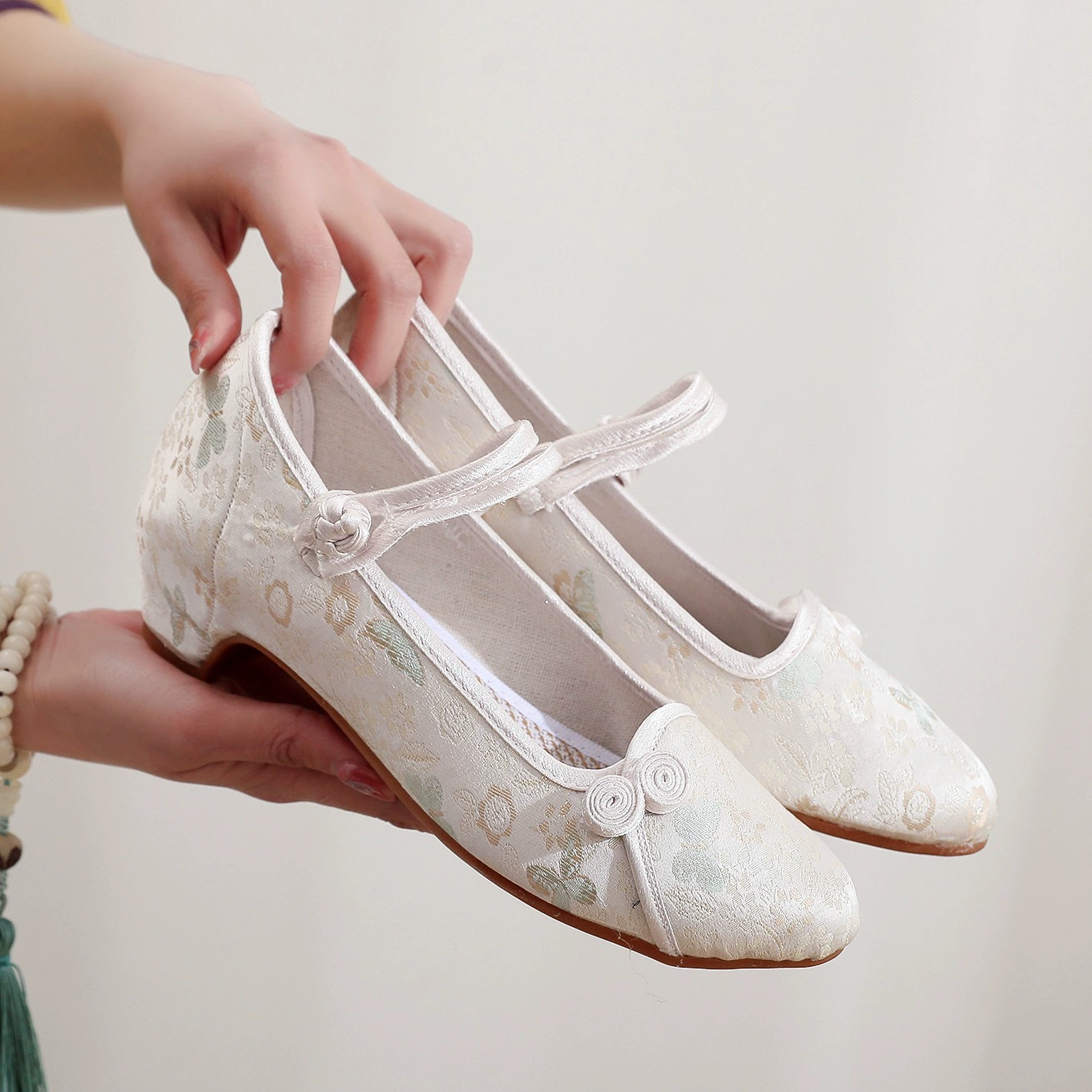 [Hua Ning] Новинка 2024 года, Женская Тканевая обувь в китайском стиле, чонсам, элегантная женская обувь в этническом ретро-стиле с острым носком