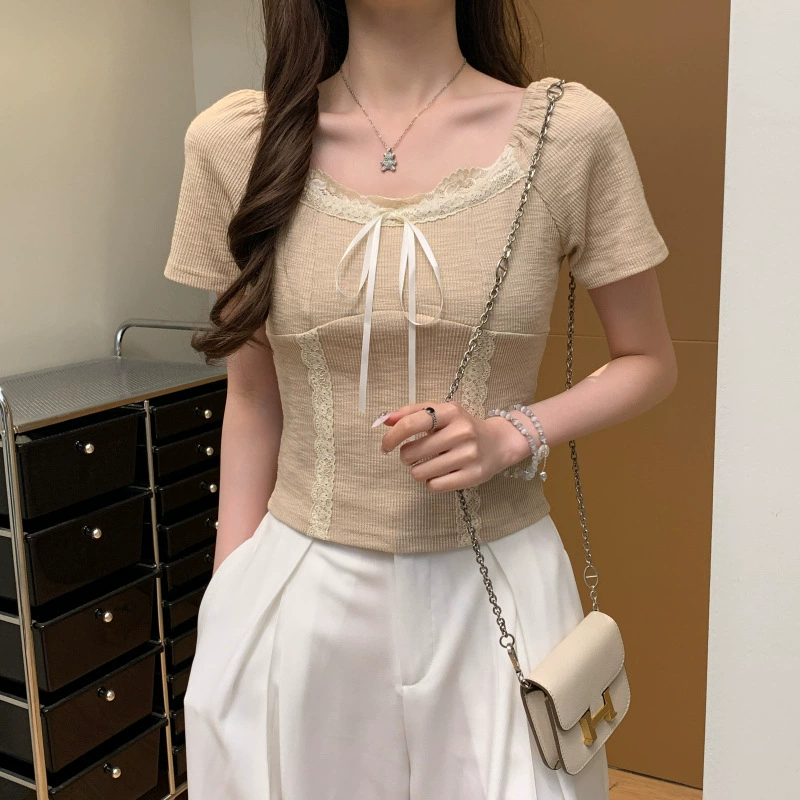 В наличии настоящий снимок, милая, свежая и стильная женская футболка с короткими рукавами и кружевным бантом, с открытым верхом на ключице.