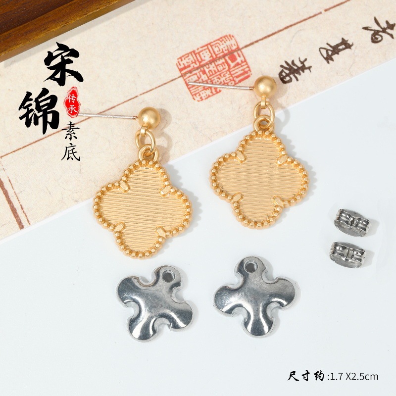 宋錦藍染刺繍部品のネジの下に髪を支えて布を包みます。|undefined