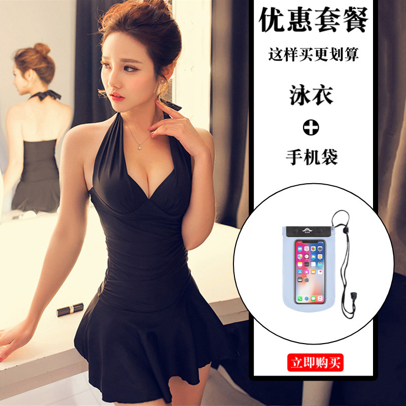 水着の女性の新型のワンピースのスカート式は腹を遮って痩せています。|undefined