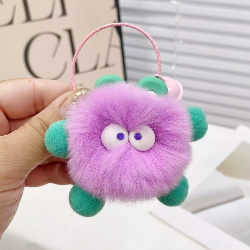 かわいい小さい石炭のボールはかばんの醜いものを包みます。|undefined