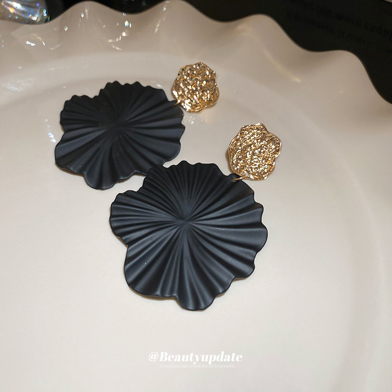 Aguja de plata exagerada flor en espiral negra pendiente pendiente de diseño de moda personalizado pendiente retro de sentido avanzado mujer