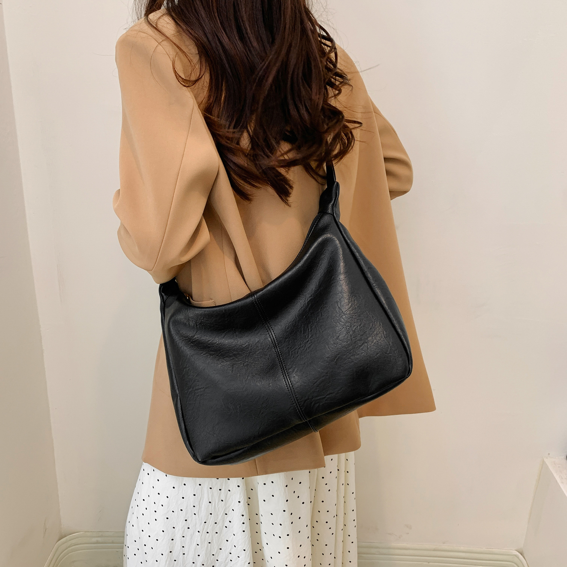 Bolso de gran capacidad mujer 2024 nuevo estilo retro con bolso de cercanías bolso especial de cuero suave bolso de hombro único