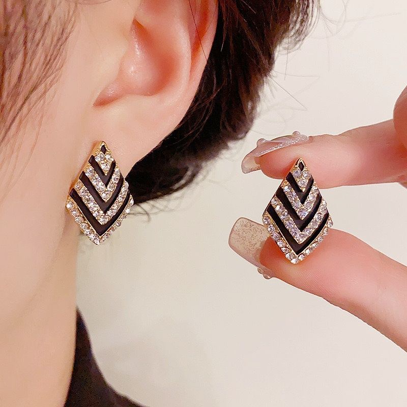 Black geometric retro earrings