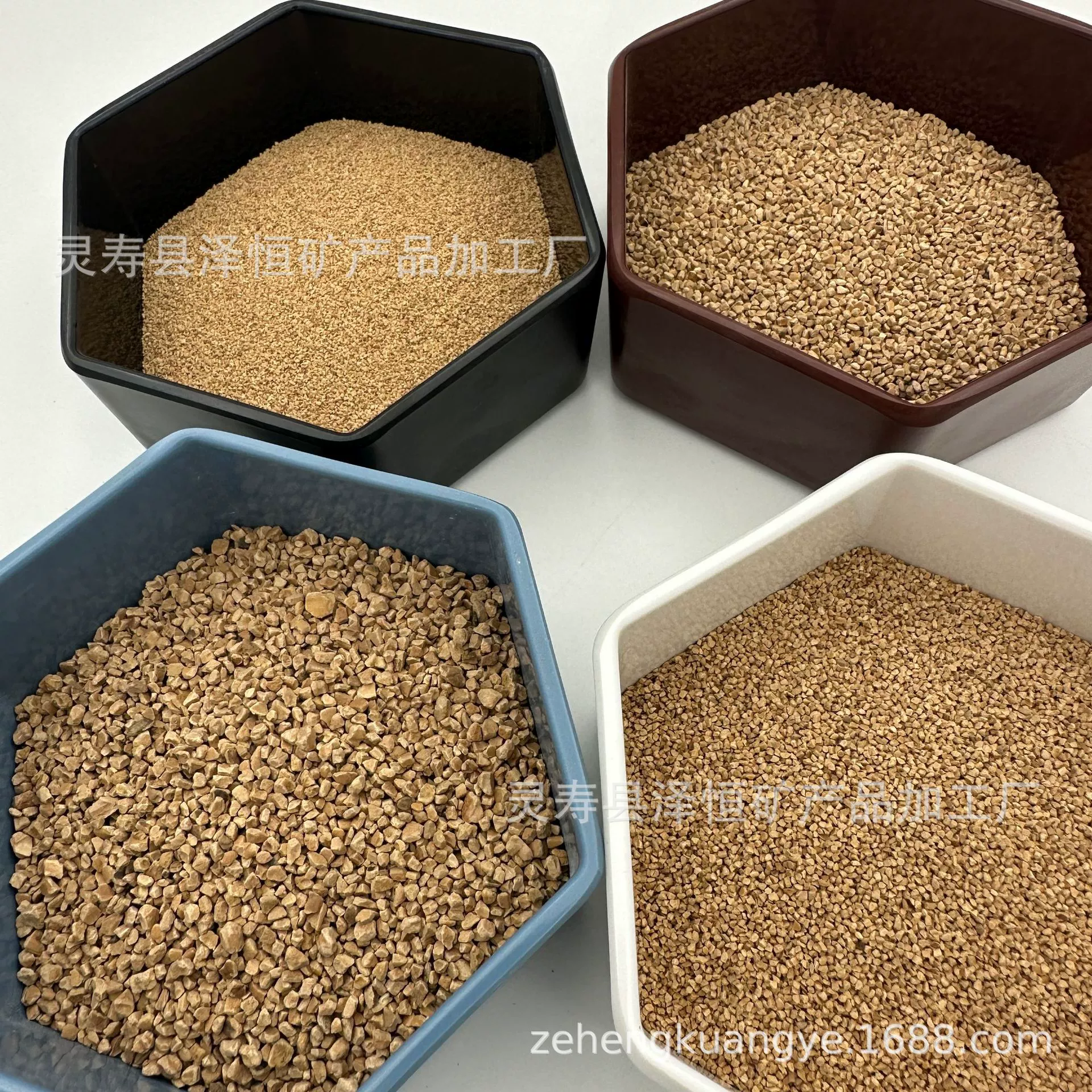 Производитель поставляет абразивную подстилку из скорлупы грецкого ореха для кур и хомяков со склада.