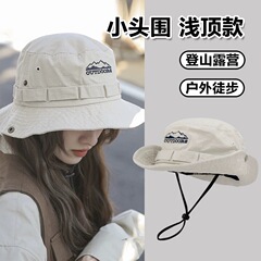 登山帽の小さい頭の帽子の子供は屋外でキャンプして山に登ります。