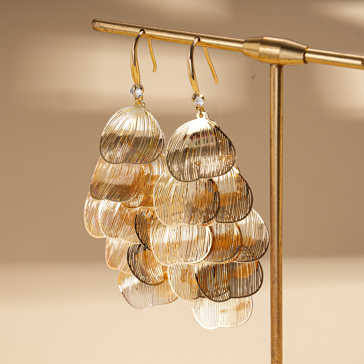 Europa y los Estados Unidos metal transfronterizo pétalos huecos ganchos de orejas bordados retro nicho de alta calidad personalidad temperamento de moda pendientes