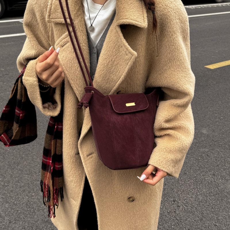 Bolsa de hombro coreana de estilo extranjero de gamuz, bolso de vestir, bolso inferior de mujer otoño-invierno 2025, nuevo nicho retro bolso de cubo de transporte