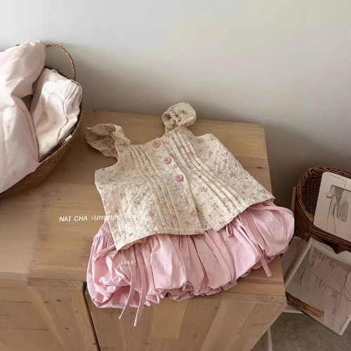Children's Summer 2024 Set for Girls: Sweet and Trendy Floral Strappy Top and Buds Shorts Two-Piece Set