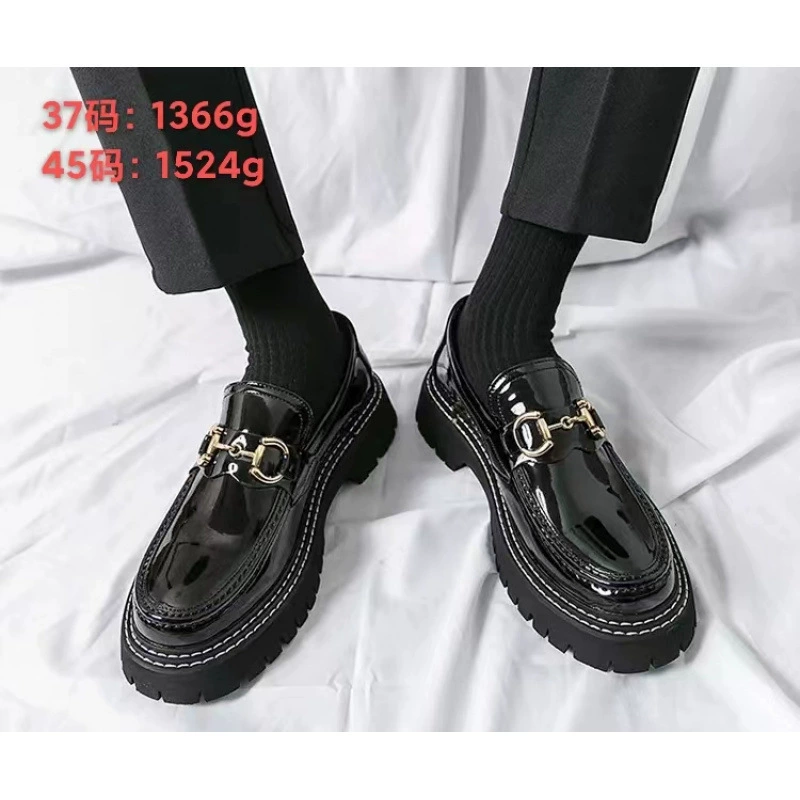 Весенние и осенние молодые люди носят ленивые туфли