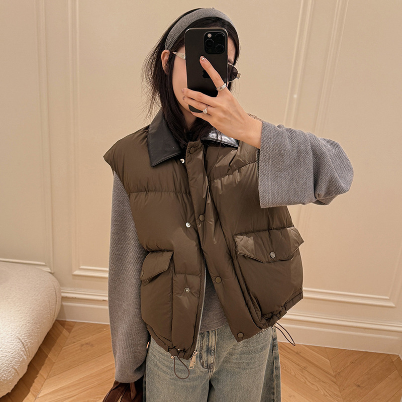 Pu Collar Patchwork 90% White Duck down Vest for Women 2025 Autumn and Winter Trendy American Retro Style with Large Pockets Hot-Selling Item Pu Collar Patchwork 90% White Duck down Vest for Women 2025 Autumn and Winter Trendy American Retro Style with Large Pockets Hot-Selling Item