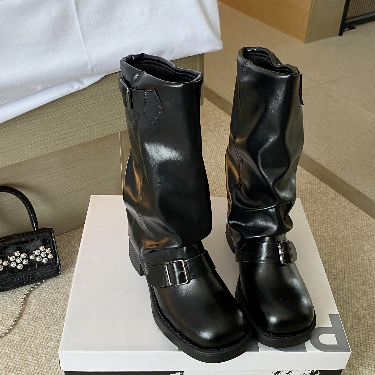 Stivali con fibbia a cintura e plissettati in pile per donna 2023 nuovi stivali retrò con tacco spesso e plateau a metà polpaccio stivali da sigaretta alla moda di strada_voghion.com