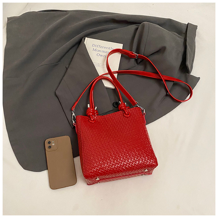 A niche and simple hand-held bucket bag for the summer of 2025, featuring a fashionable and stylish Korean style with a woven pattern, is a single-shoulder crossbody bag undefined
